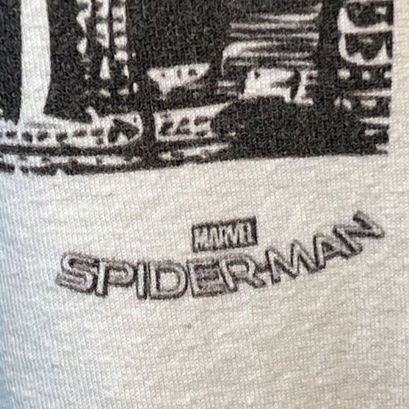 2017 Marvel Spiderman T Shirt Size Large White Swinging on Web Mens Graphic Tee - Picture 7 of 9